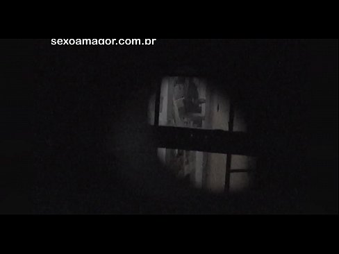 ❤️ Blondiin saab salaja videolevi naabruskonna voyeuri poolt peidetud õõnsate telliskivide taha peidetud Super seks at us ﹏